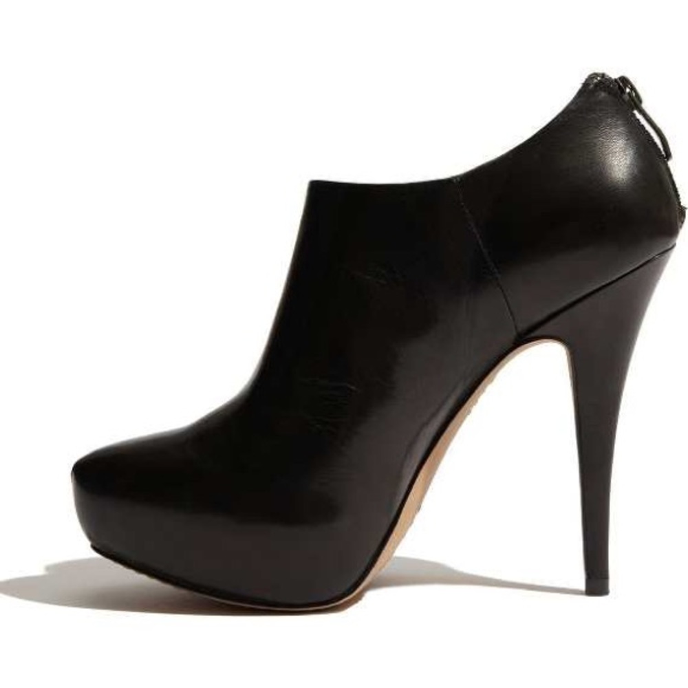 ✨HP✨VINCE CAMUTO Worn Once Gorgeous Jerrell Leather Shooties/Booties